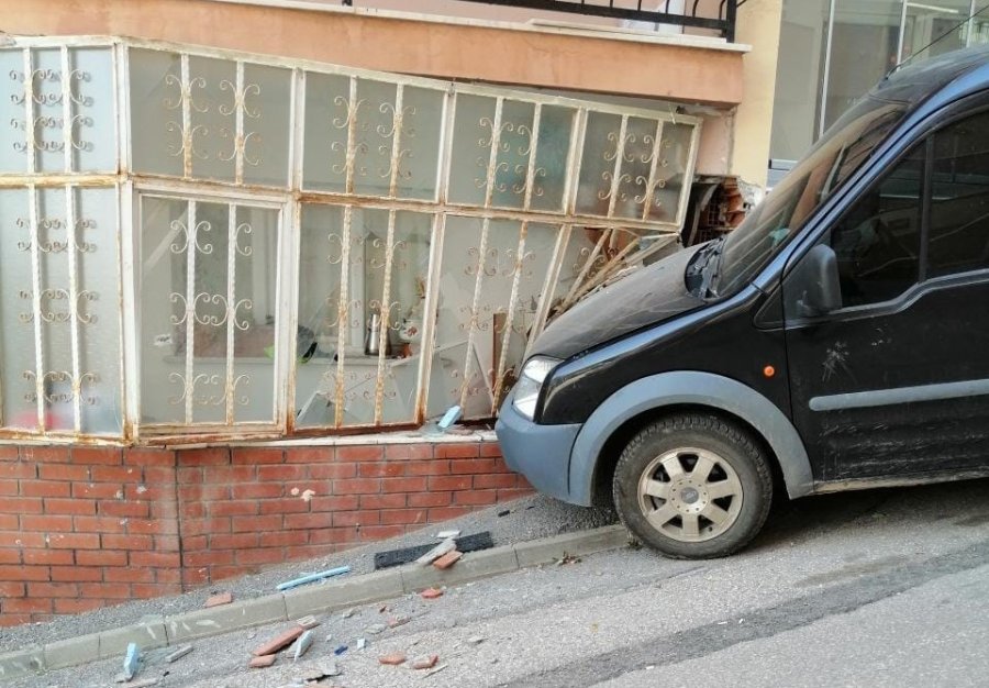 Freni Boşalan Araç Evin Balkon Camına Çarparak Durabildi