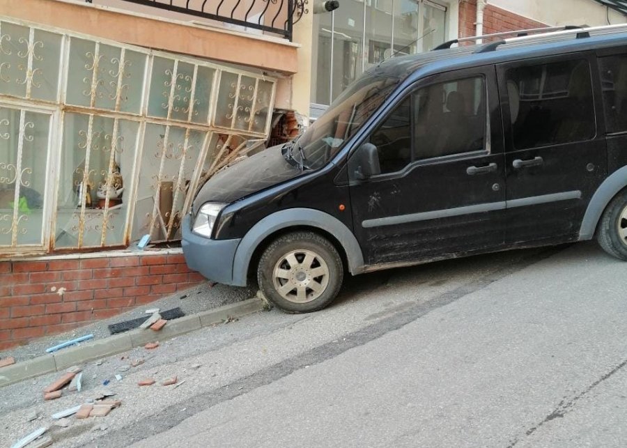 Freni Boşalan Araç Evin Balkon Camına Çarparak Durabildi