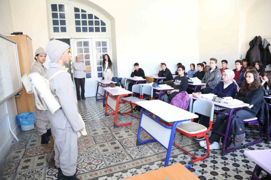 Çat Kapı Tiyatro Oyunu İle Çanakkale Ruhu Meram’da Can Buldu