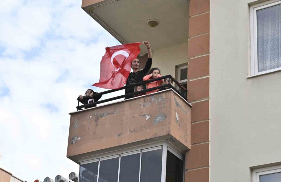 Çanakkale Zaferi’nin Coşkusu Muratpaşa Sokaklarını Sardı