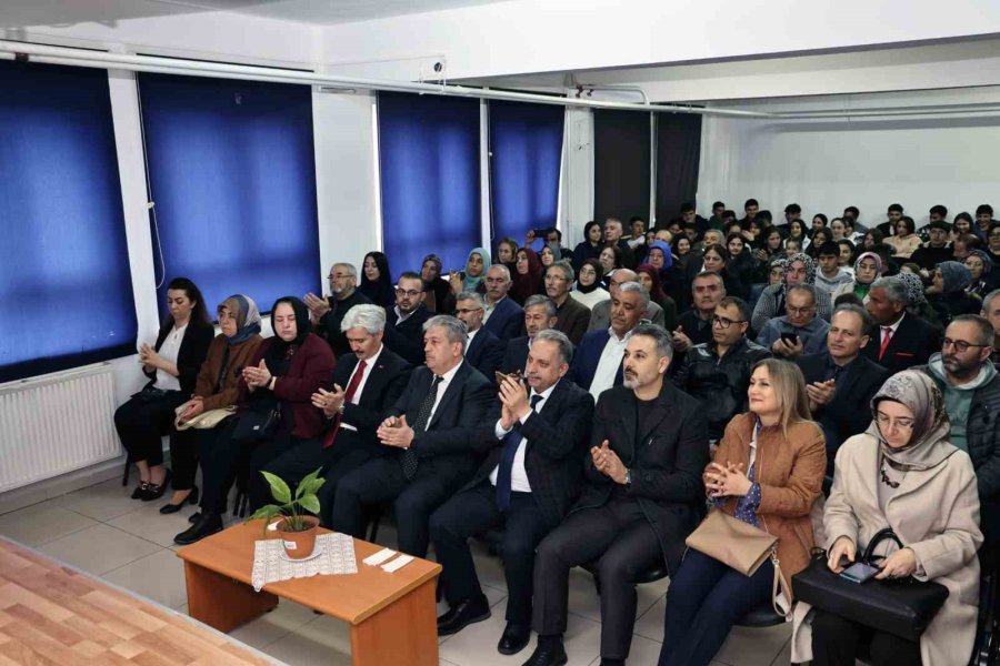 Başkan Yalçın Süleymanlılı Öğrencilerin Çanakkale Tiyatrosu’nu İzledi