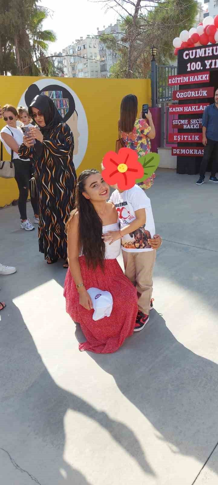 Öğretmenin Öğrencisinin Ağzını Kapatarak Çenesini Sıkması Öğretmen Anneyi İsyan Ettirdi