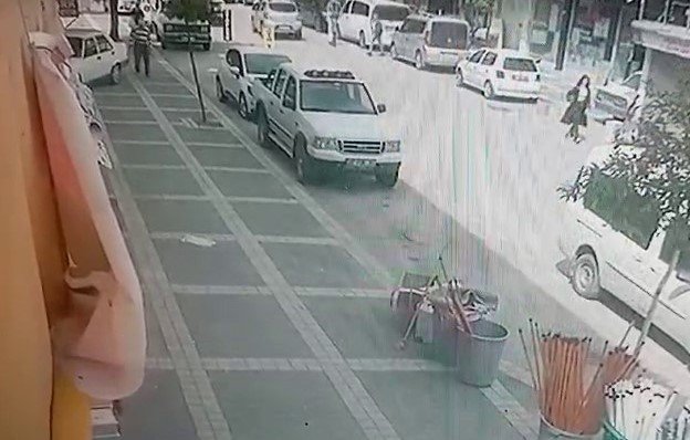 Elektrikli Scooterin Yayaya Çarptığı Anlar Kamerada