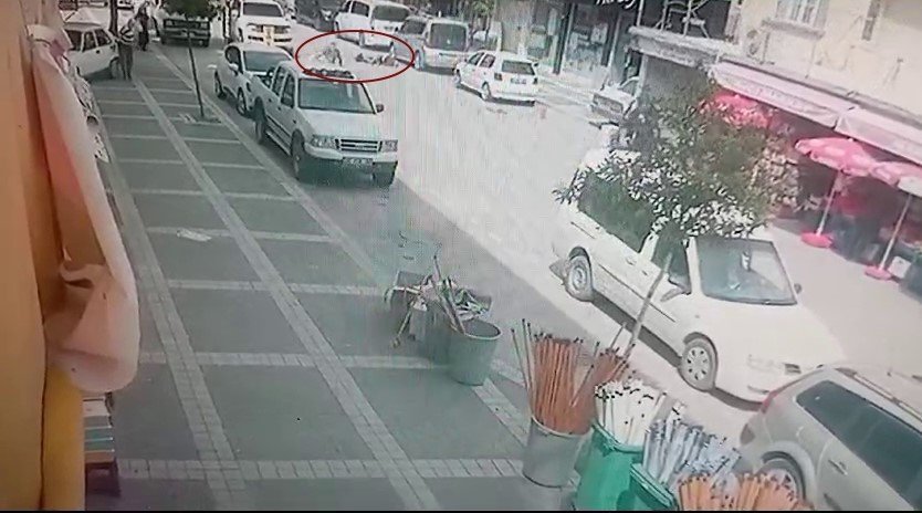 Elektrikli Scooterin Yayaya Çarptığı Anlar Kamerada