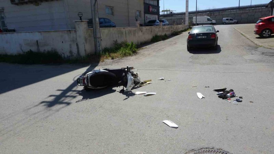 Kazada Kolundan Yaralanan Sürücü Tüm Israra Rağmen Hastaneye Gitmedi