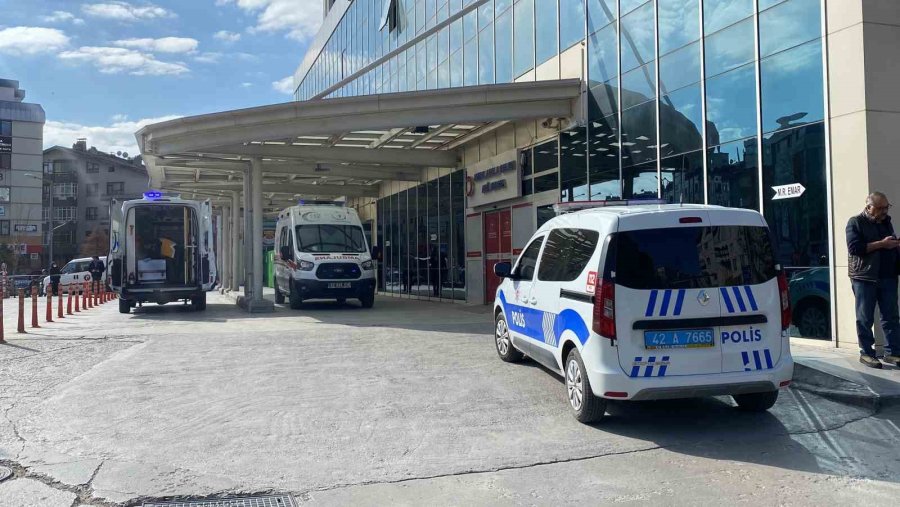 Otobüs Durağında Bekleyenlere Otomobil Çarptı: 3 Ölü, 6 Yaralı