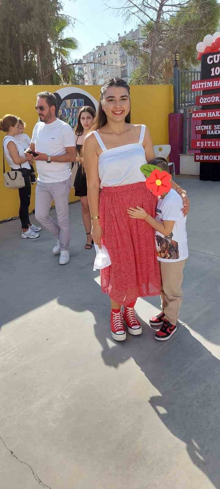 Öğretmenin Öğrencisinin Ağzını Kapatarak Çenesini Sıkması Öğretmen Anneyi İsyan Ettirdi