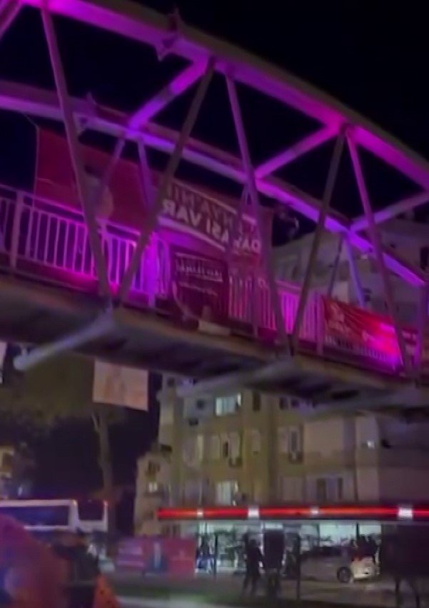 İntihar Etmek İçin Çıktığı Üst Geçitten Düştü, O Onlar Kamerada