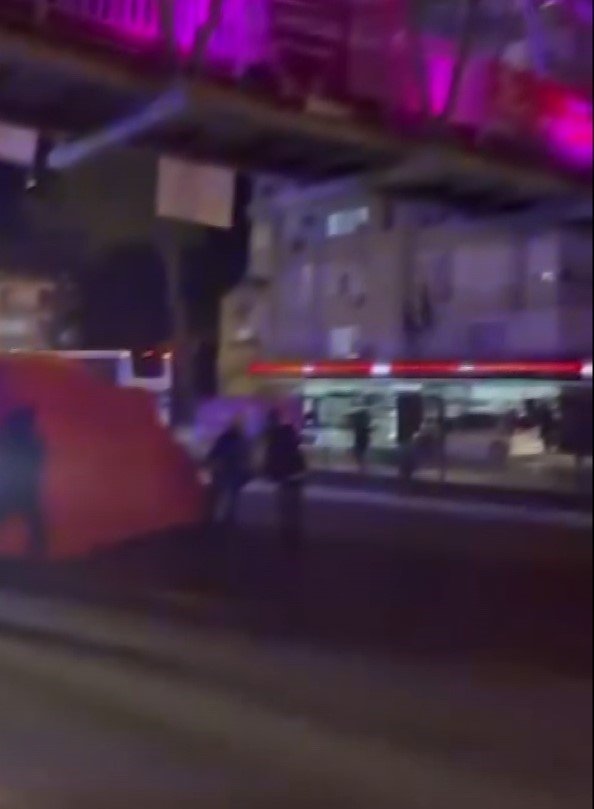 İntihar Etmek İçin Çıktığı Üst Geçitten Düştü, O Onlar Kamerada