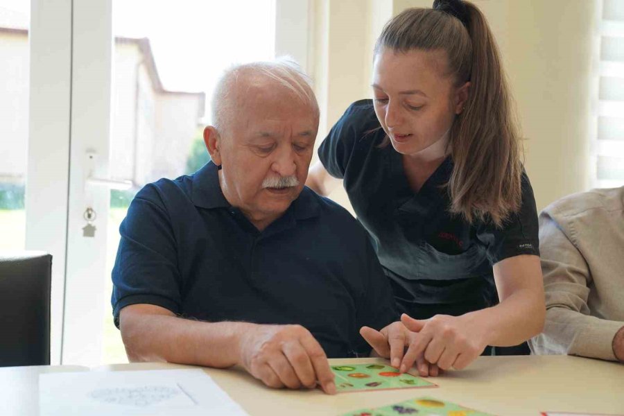 Tepebaşı Belediyesi Alzheimer Hastalarını Yalnız Bırakmıyor