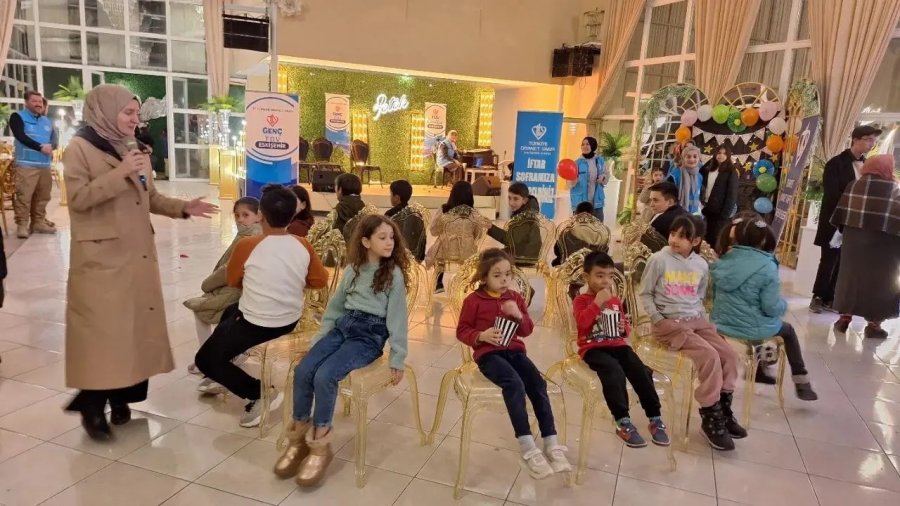 İftar Programı Yetim Çocukların Yüzünü Güldürdü