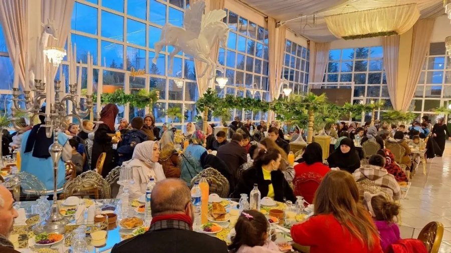 İftar Programı Yetim Çocukların Yüzünü Güldürdü