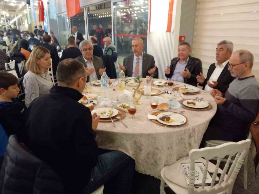 Eskişehir Kızılelma Turan Derneği Üyeleri Tarafından İftar Programı Düzenlendi