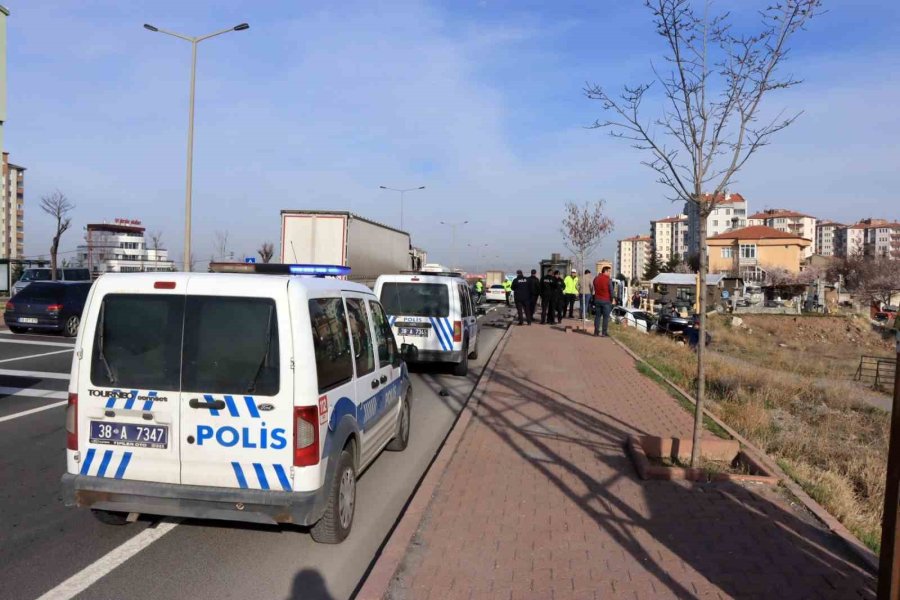 Otomobil Yavaşlayan Araca Arkadan Çarptı: 2 Yaralı