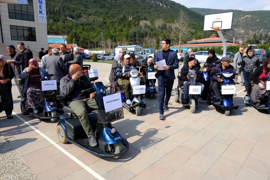 Akşehir’de Engelli Vatandaşlara Akülü Araç Desteği