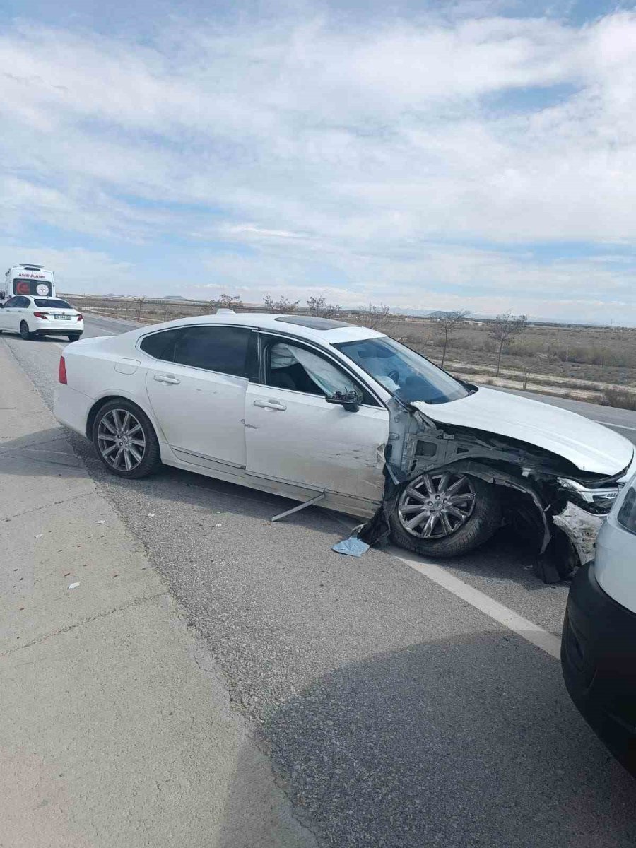 Konya’da Otomobil Tıra Arkadan Çarptı: 2 Yaralı