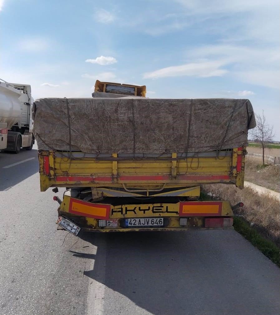 Konya’da Otomobil Tıra Arkadan Çarptı: 2 Yaralı