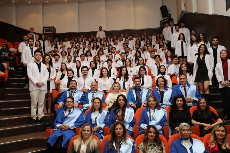 Diş Hekimliği Fakültesi’nden 110 Öğrenci Beyaz Önlüklerini Giydi