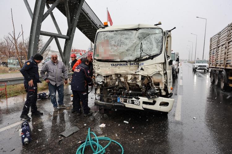 Aksaray’da Taşpınar Belediyesinin Kamyoneti Tıra Arkadan Çarptı: 1’i Ağır 2 Yaralı