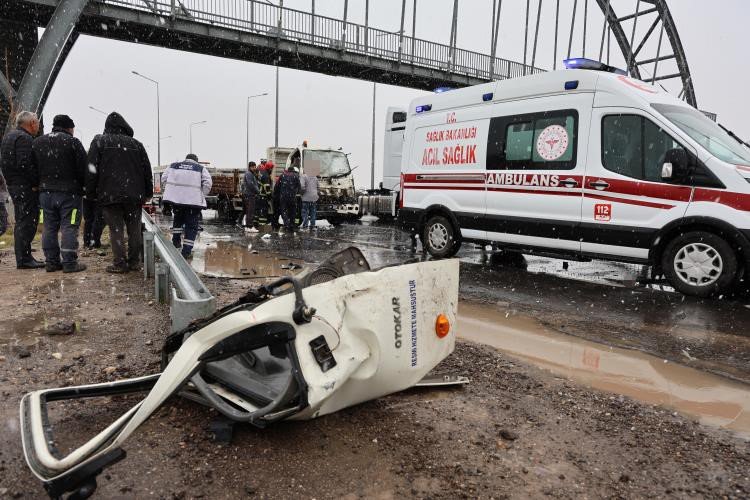 Aksaray’da Taşpınar Belediyesinin Kamyoneti Tıra Arkadan Çarptı: 1’i Ağır 2 Yaralı