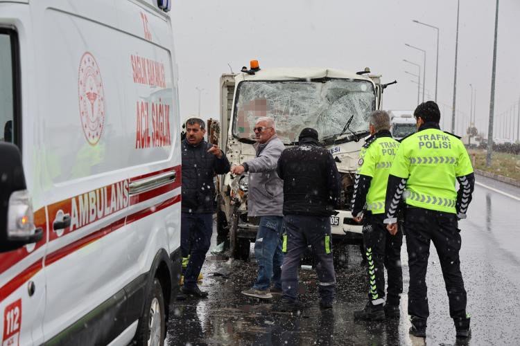 Aksaray’da Taşpınar Belediyesinin Kamyoneti Tıra Arkadan Çarptı: 1’i Ağır 2 Yaralı