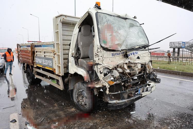 Aksaray’da Taşpınar Belediyesinin Kamyoneti Tıra Arkadan Çarptı: 1’i Ağır 2 Yaralı