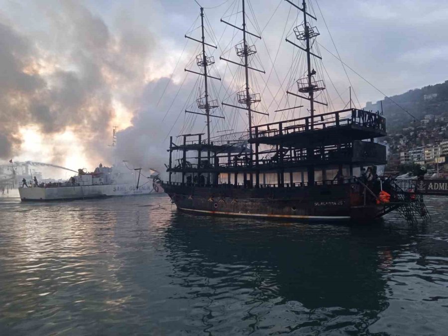 İki Tur Teknesi Alev Alev Yandı, Ekipler Seferber Oldu