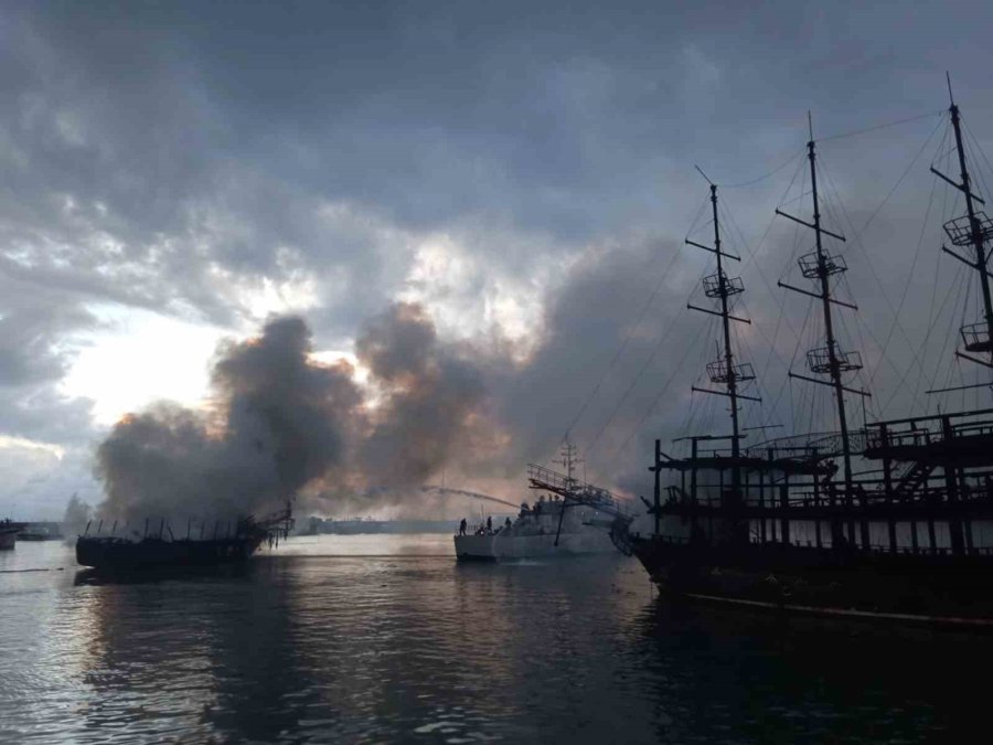 İki Tur Teknesi Alev Alev Yandı, Ekipler Seferber Oldu