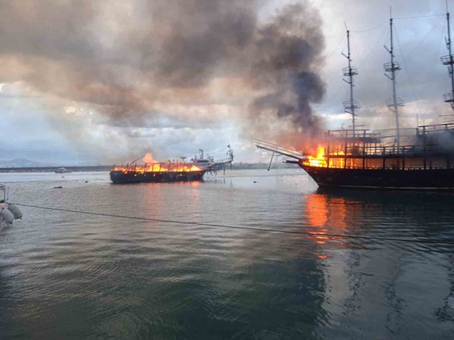 İki Tur Teknesi Alev Alev Yandı, Ekipler Seferber Oldu