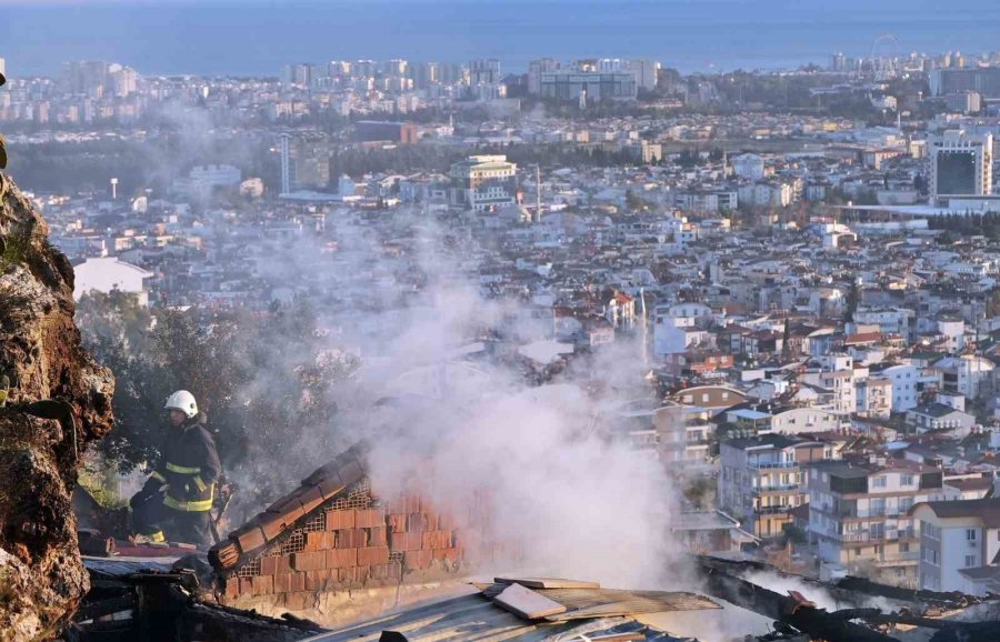 “tırnaklarımla Kazıyarak Yaptım” Dediği Evinin Yanışını Gözleri Dolarak İzledi