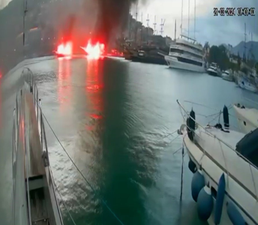 Alanya’da İki Teknede Çıkan Yangın Güvenlik Kamerasına Yansıdı