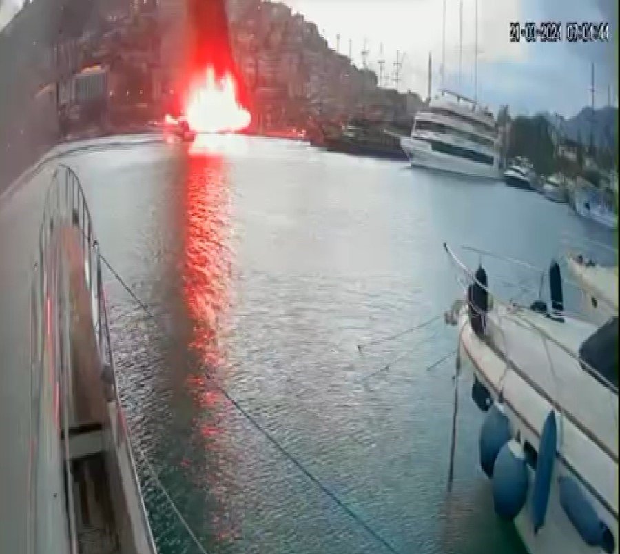 Alanya’da İki Teknede Çıkan Yangın Güvenlik Kamerasına Yansıdı