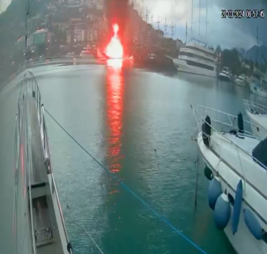 Alanya’da İki Teknede Çıkan Yangın Güvenlik Kamerasına Yansıdı
