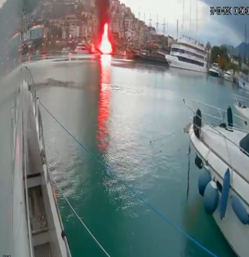 Alanya’da İki Teknede Çıkan Yangın Güvenlik Kamerasına Yansıdı