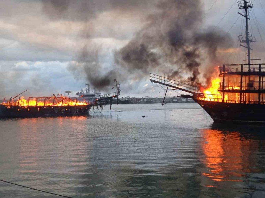İki Tur Teknesi Alev Alev Yandı, Ekipler Seferber Oldu