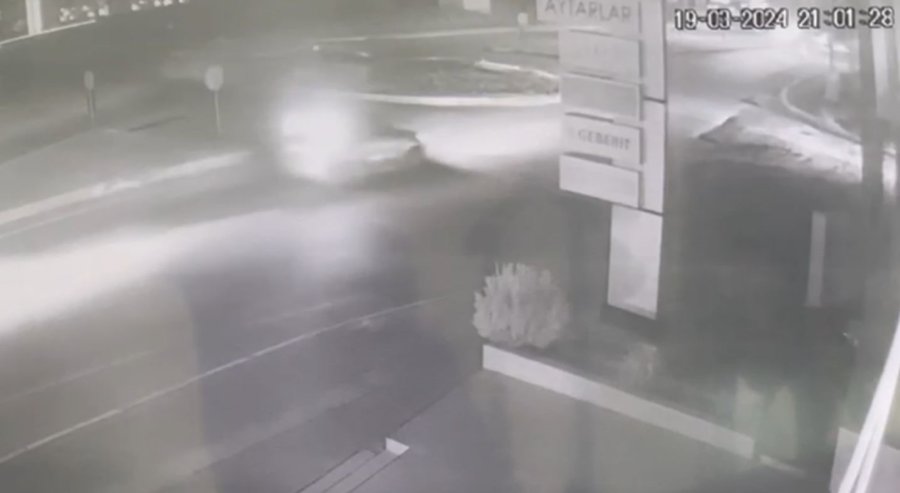 Motosiklet Bordüre Çarptı, Yolcu 10 Metre Adeta Havada Uçtu