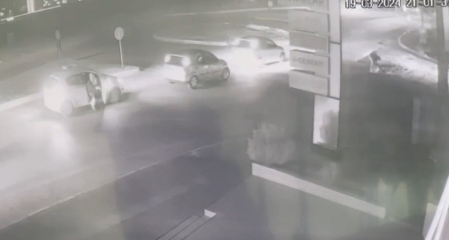 Motosiklet Bordüre Çarptı, Yolcu 10 Metre Adeta Havada Uçtu