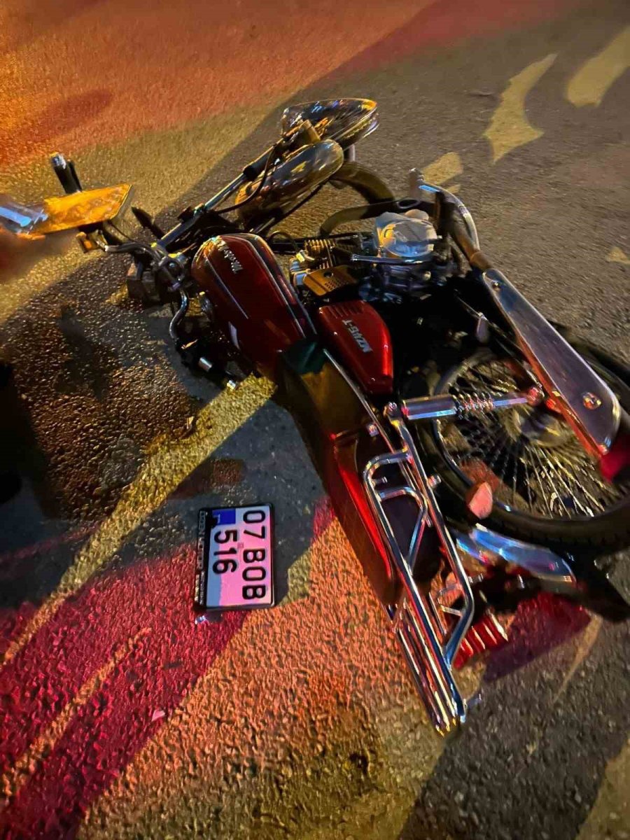 Motosiklet Bordüre Çarptı, Yolcu 10 Metre Adeta Havada Uçtu