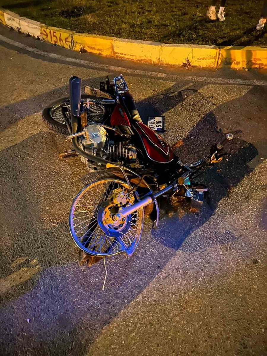 Motosiklet Bordüre Çarptı, Yolcu 10 Metre Adeta Havada Uçtu