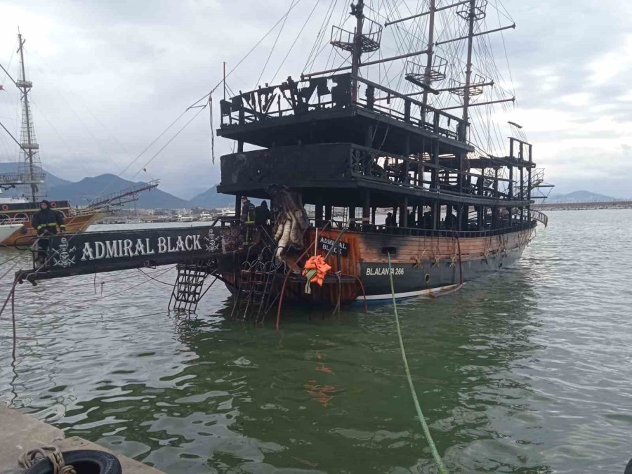 Alanya’da İki Teknede Çıkan Yangın Güvenlik Kamerasına Yansıdı
