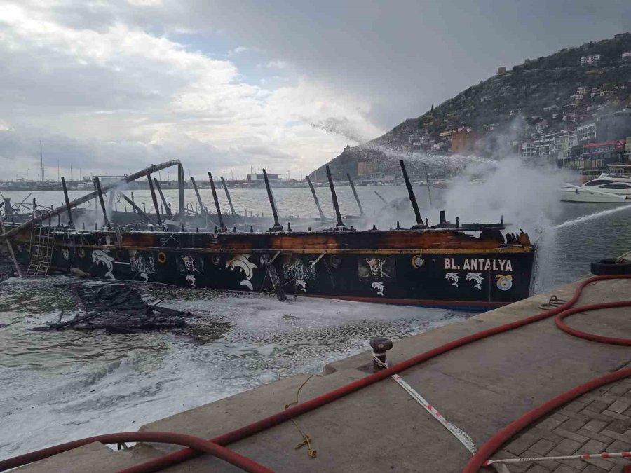 Alanya’da İki Teknede Çıkan Yangın Güvenlik Kamerasına Yansıdı