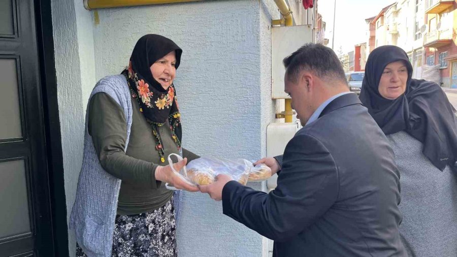 Down Sendromlu Muhtar Adayı Kapı Kapı Dolaşıp Ramazan Pidesi Dağıtıyor
