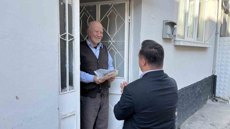 Down Sendromlu Muhtar Adayı Kapı Kapı Dolaşıp Ramazan Pidesi Dağıtıyor