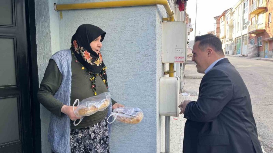 Down Sendromlu Muhtar Adayı Kapı Kapı Dolaşıp Ramazan Pidesi Dağıtıyor