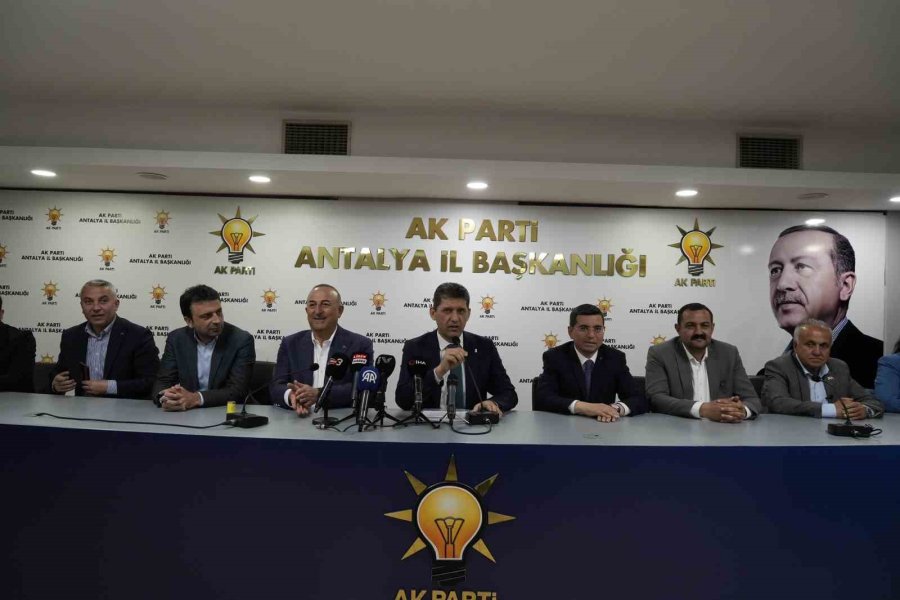 Antalya’da Ak Parti’ye Katılan 7 Bin 841 Üyeye Rozetleri Takıldı