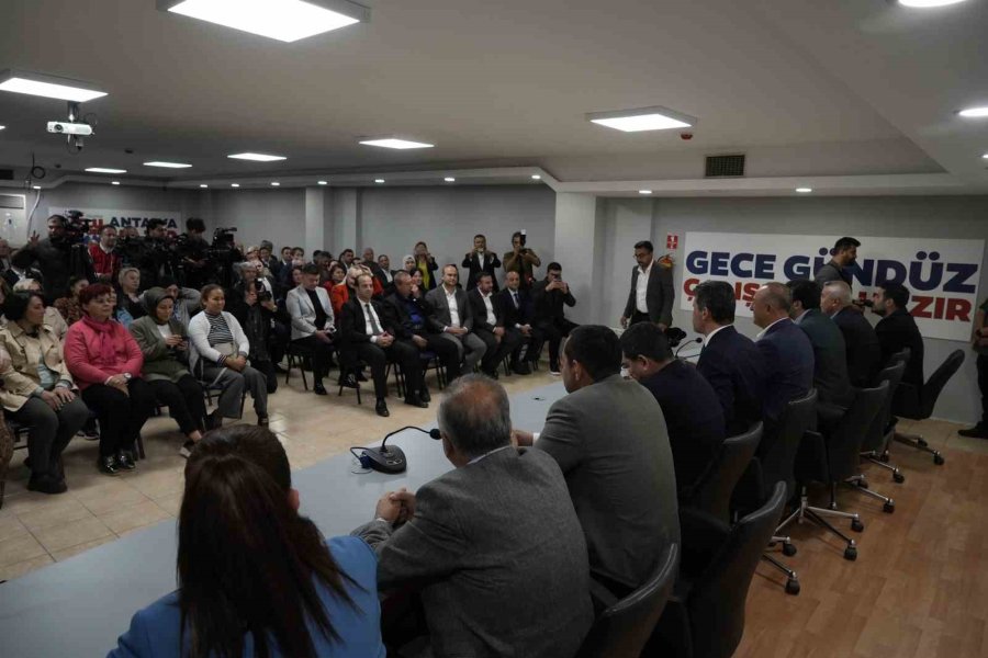 Antalya’da Ak Parti’ye Katılan 7 Bin 841 Üyeye Rozetleri Takıldı