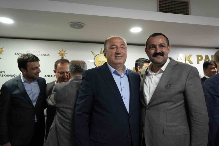 Antalya’da Ak Parti’ye Katılan 7 Bin 841 Üyeye Rozetleri Takıldı
