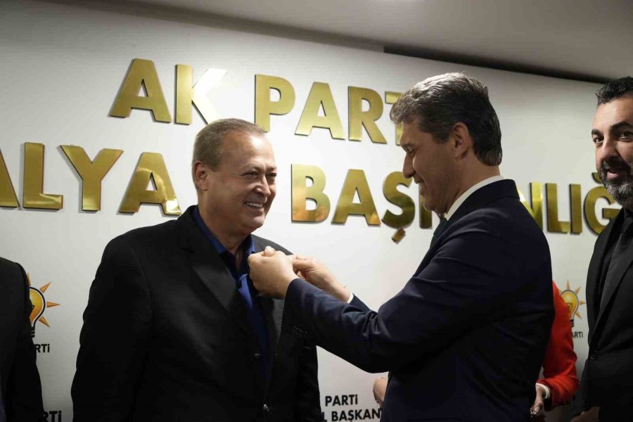Antalya’da Ak Parti’ye Katılan 7 Bin 841 Üyeye Rozetleri Takıldı