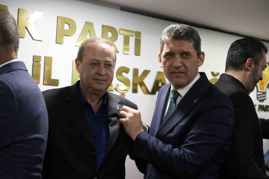 Antalya’da Ak Parti’ye Katılan 7 Bin 841 Üyeye Rozetleri Takıldı