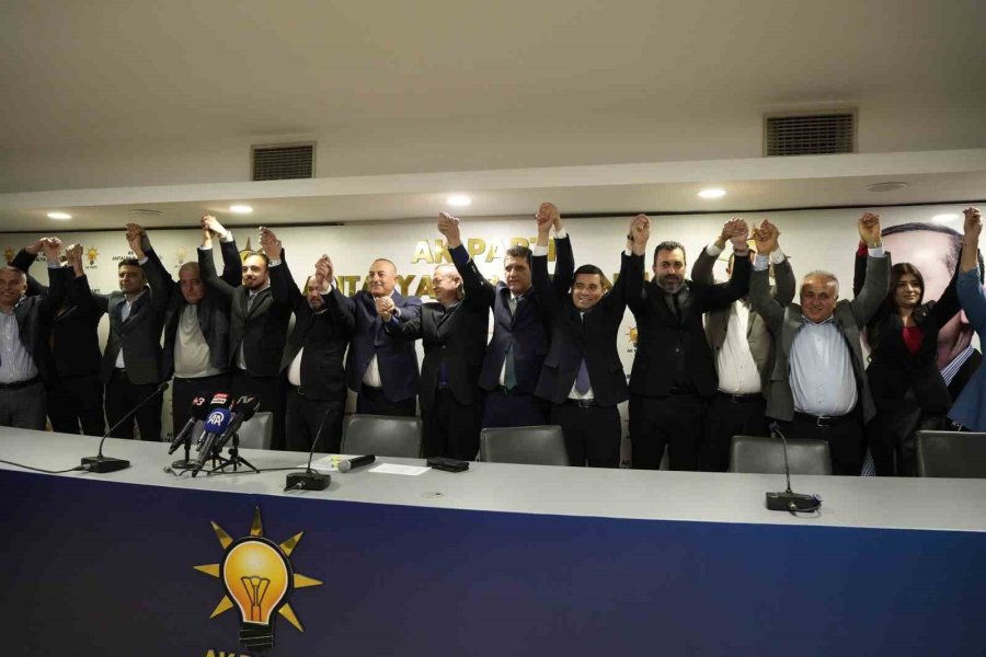 Antalya’da Ak Parti’ye Katılan 7 Bin 841 Üyeye Rozetleri Takıldı